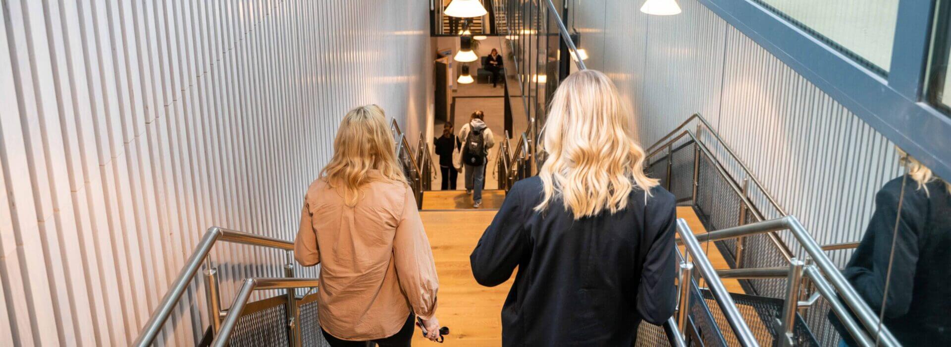 DSC05128 Elever som går nerför en trappa i skolan