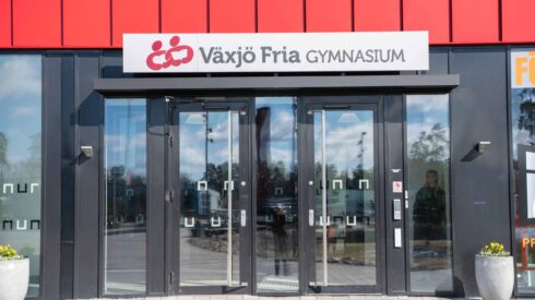 Entrédörrarna till Växjö Fria Gymnasium