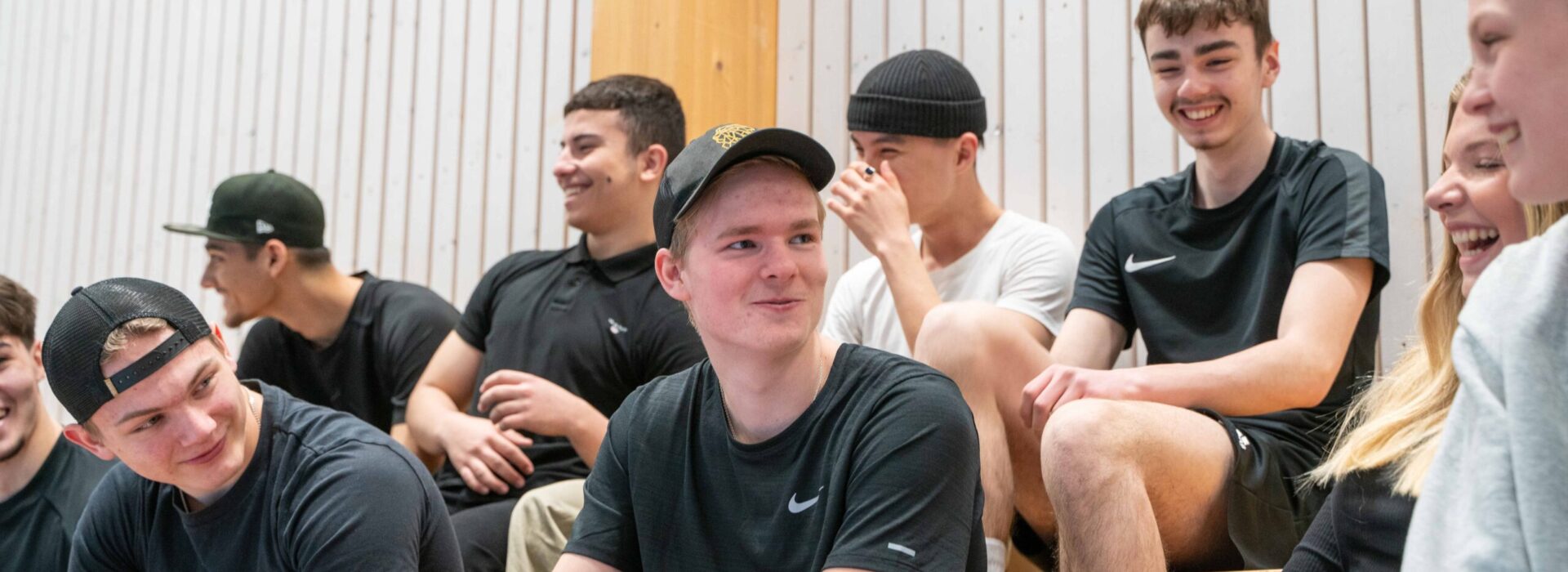DSC05282 Elever som sitter på läktare och ler