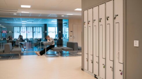 Korridor i skolan med glasvägg in till klassrum