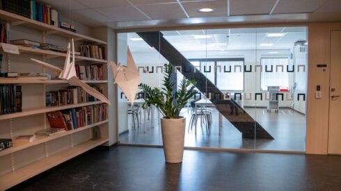 Korridor i skolan med glasvägg in till klassrum
