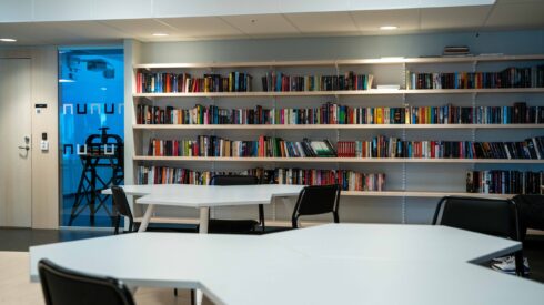 Bibliotek i skolan med bord och stolar och böcker i bokhyllor