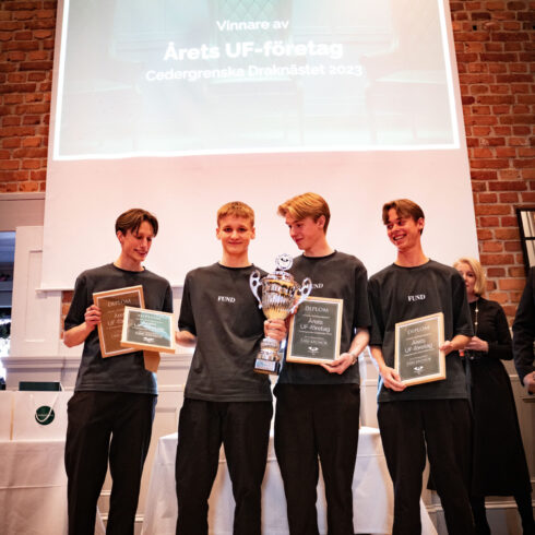 DSC09092 Fyra killar i gröna t-shirts håller upp diplom och pokal