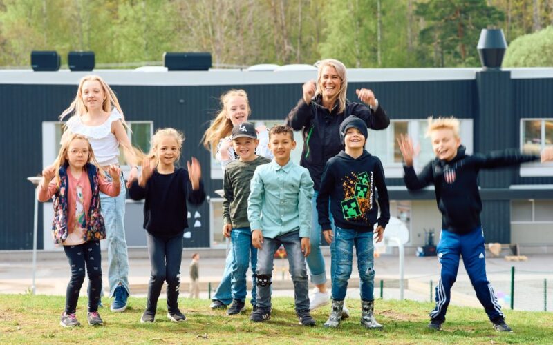 Elever och lärare på skolgård