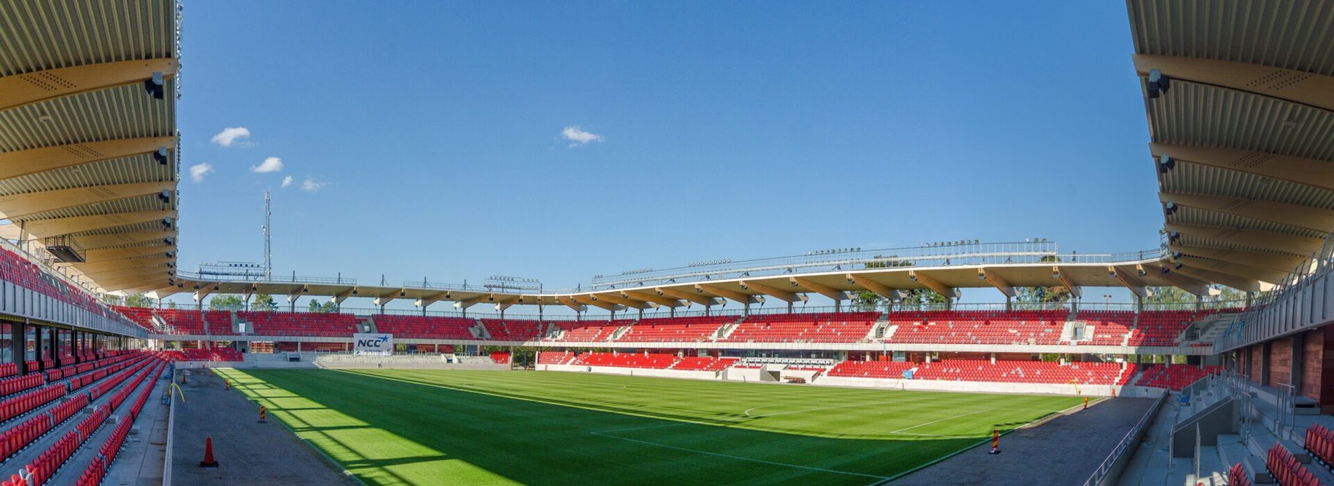 Visma-arena Arena med fotbollsplan och läktare