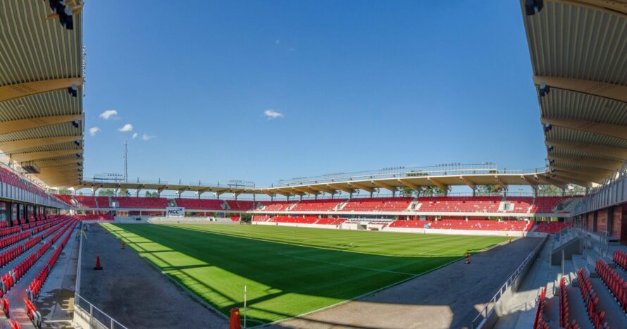 Arena med fotbollsplan och läktare
