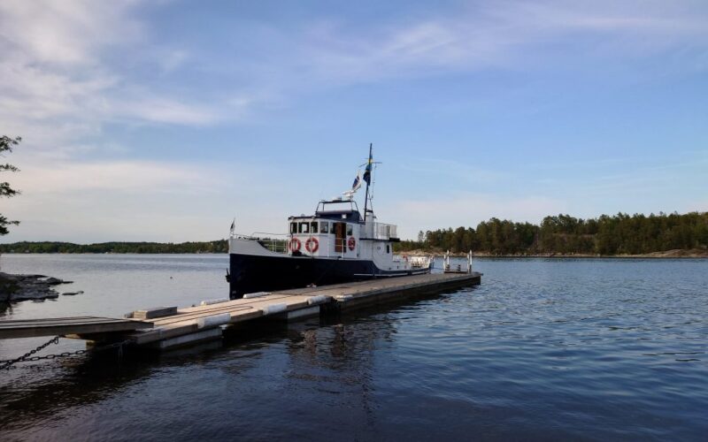 Fartyget Petsamo lägger till vid brygga