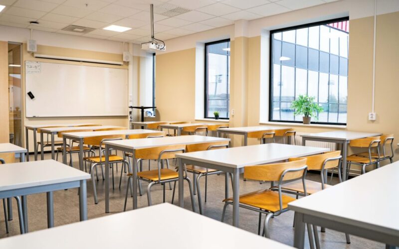 Klassrum med skolbänkar och stolar