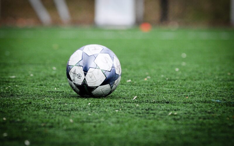 Fotboll på gräsplan