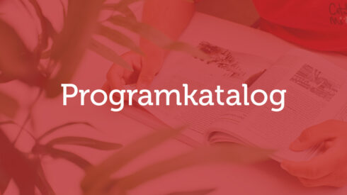 Röd bild med texten "Programkatalog"
